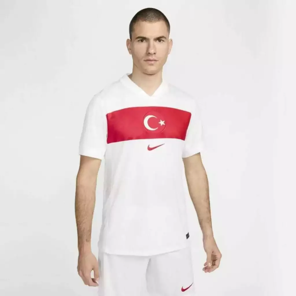 camisa_nike_turquia_i_masculina_eurocopa_lancamento_torcedor_branca_vermelha_2024-25_home.png